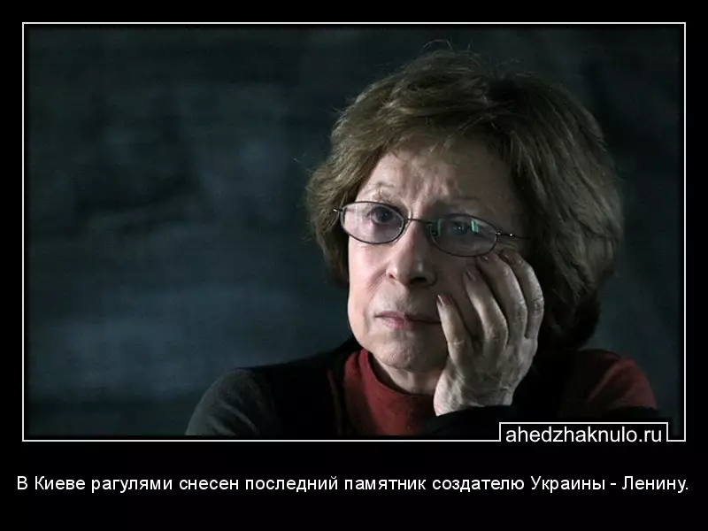 В Киеве рагулями снесен последний памятник создателю Украины - Ленину.